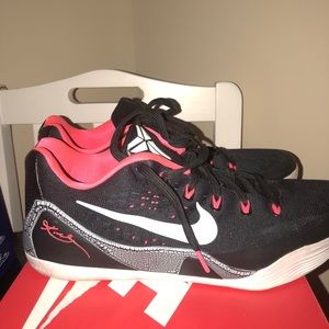 Nike Kobe’s - Black and red- size 9 (men)